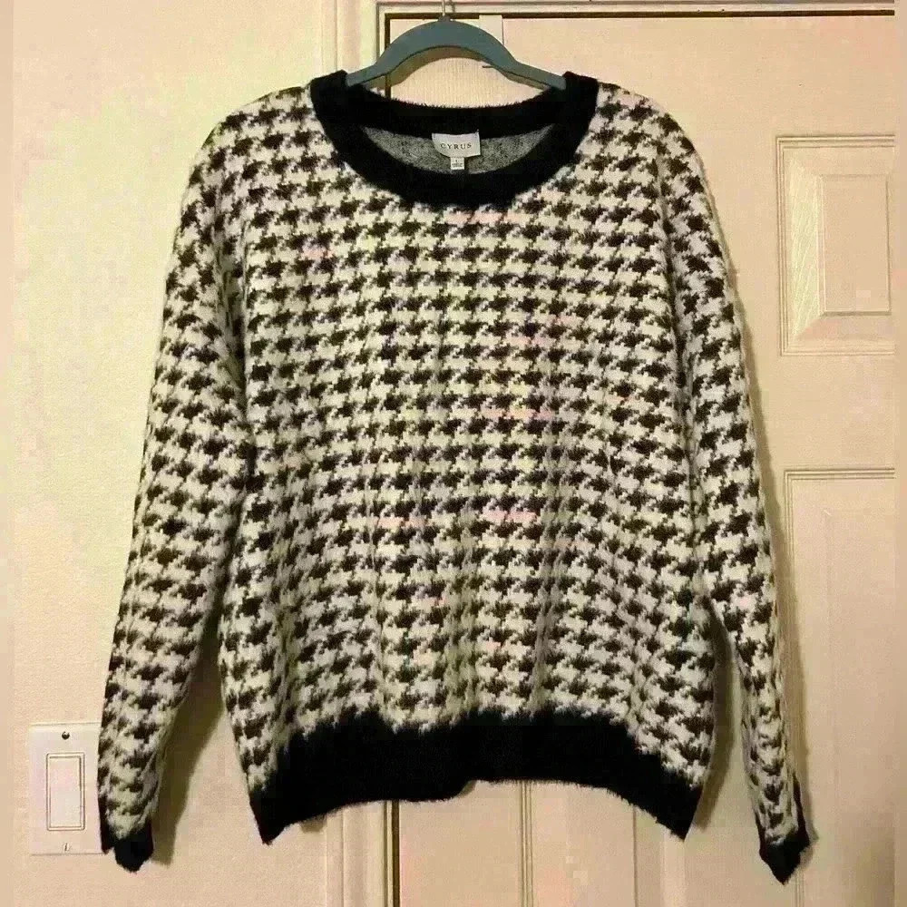 Beautiful houndstooth sweater by Cyrus. Sweater is soft and warm.